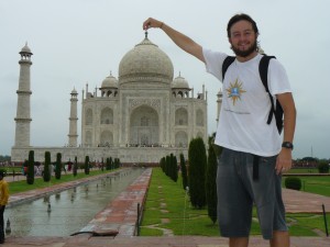 Mochileiro Segurando o Taj