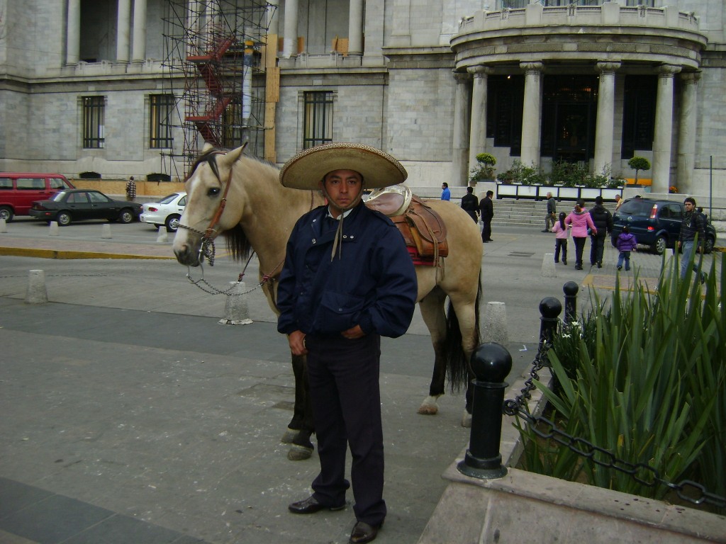 No centro histórico da cidade do México, a polícia anda de sombrero!