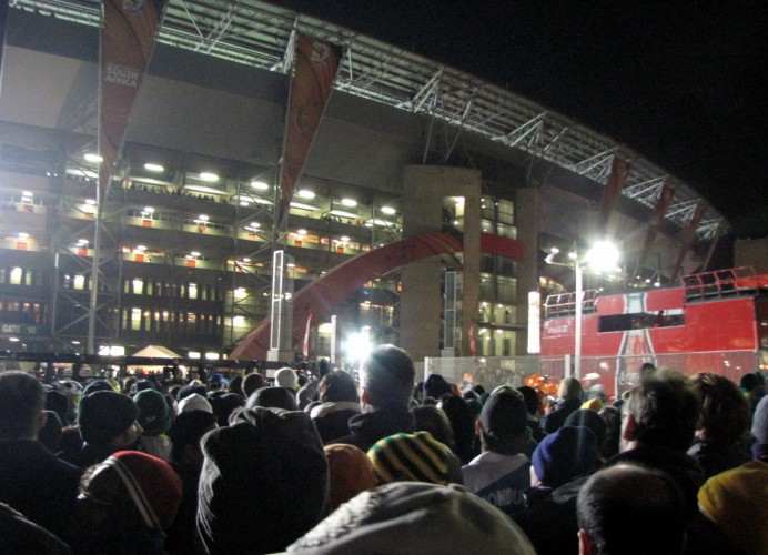 Torcida tenta entrar no Ellis Park