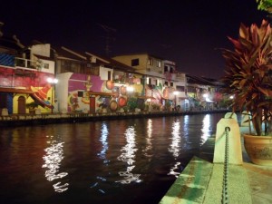 O rio de Melaka é muito bonito.