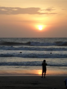 Por do sol na praia de Kuta, uma das mais conhecidas de Bali.