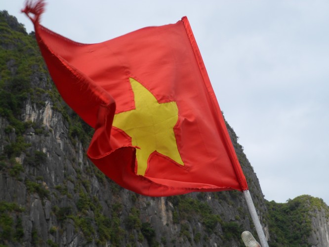 A bandeira do Vietnã está presente em todas as embarções. Mochileiro das Maravilhas A bandeira do Vietnã está presente em todas as embarções. Mochileiro das Maravilhas