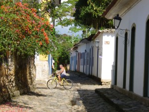 Visitante curtindo Paraty de bike