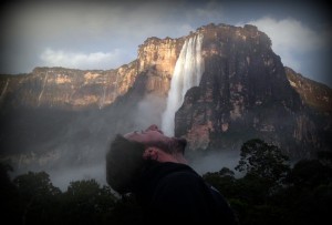 bebendo a água da maior cachoeira do mundo.