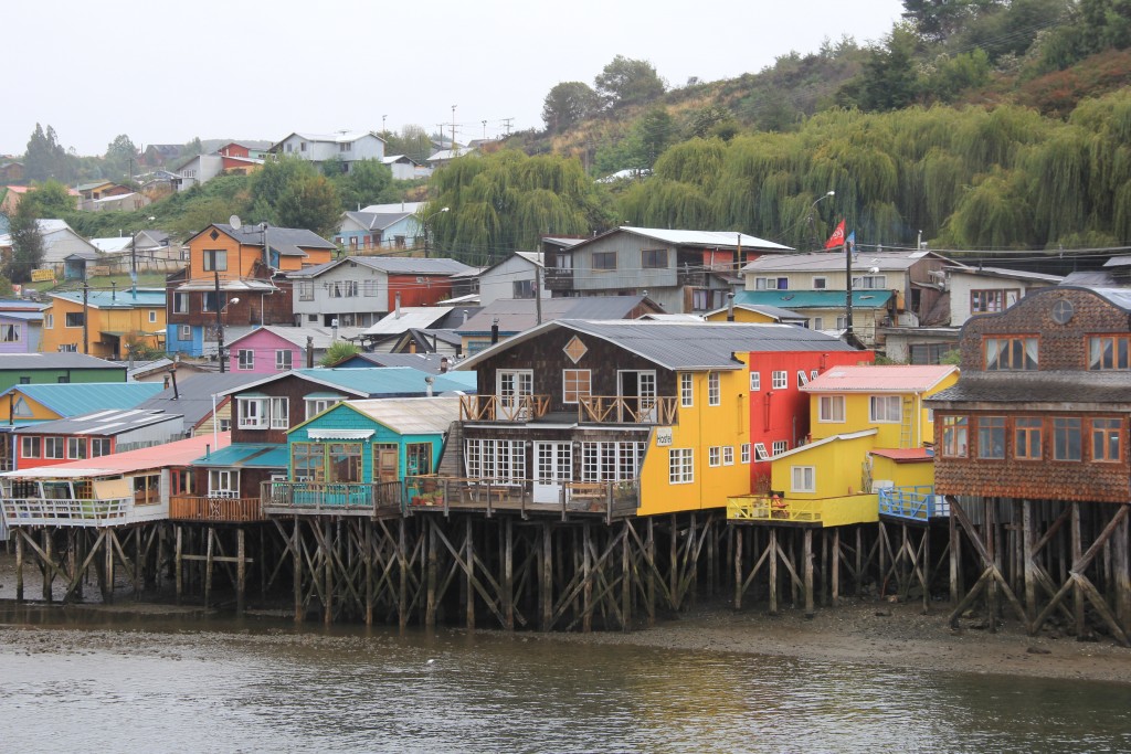 Palafitas e cores fazem parte das casas de Chiloé