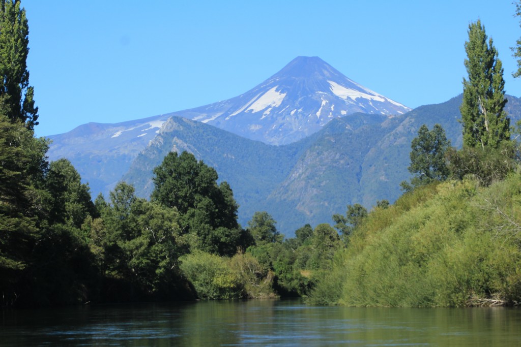 Rio Liucura e o vulcão Villarrica, em Pucón