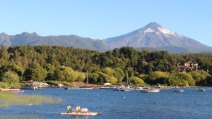 Pucón e o Villarrica ao fundo