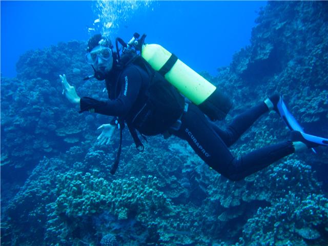Mergulho com roupas quentes nas frias águas do Pacífico (Ilha de Páscoa)