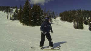 Mochileiro brincando de Snowboard em Banff