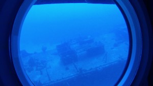 A nossa visão da janelinha do submarino
