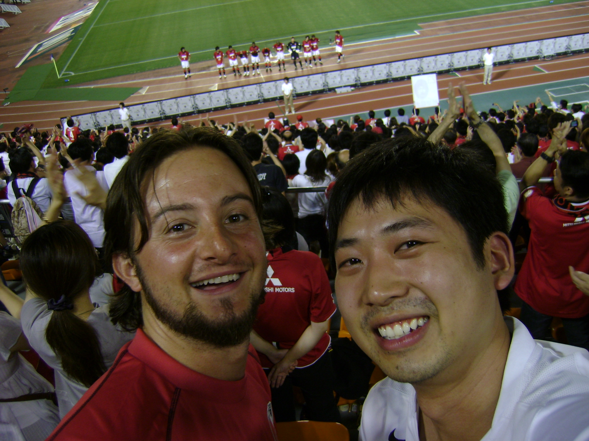 Com meu amigo André em um jogo de futebol em Tóquio