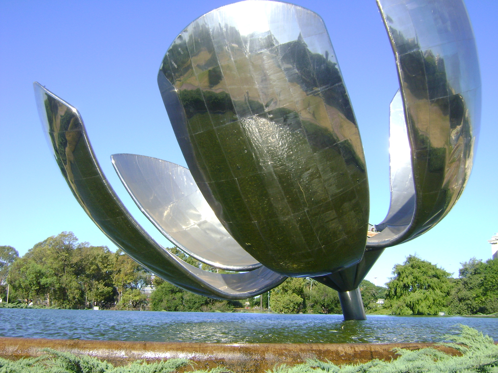 Floralis Genérica, uma escultura de 20 metros doada pelo arquiteto Eduardo Catalano, que se tornou um dos símbolos de Buenos Aires.