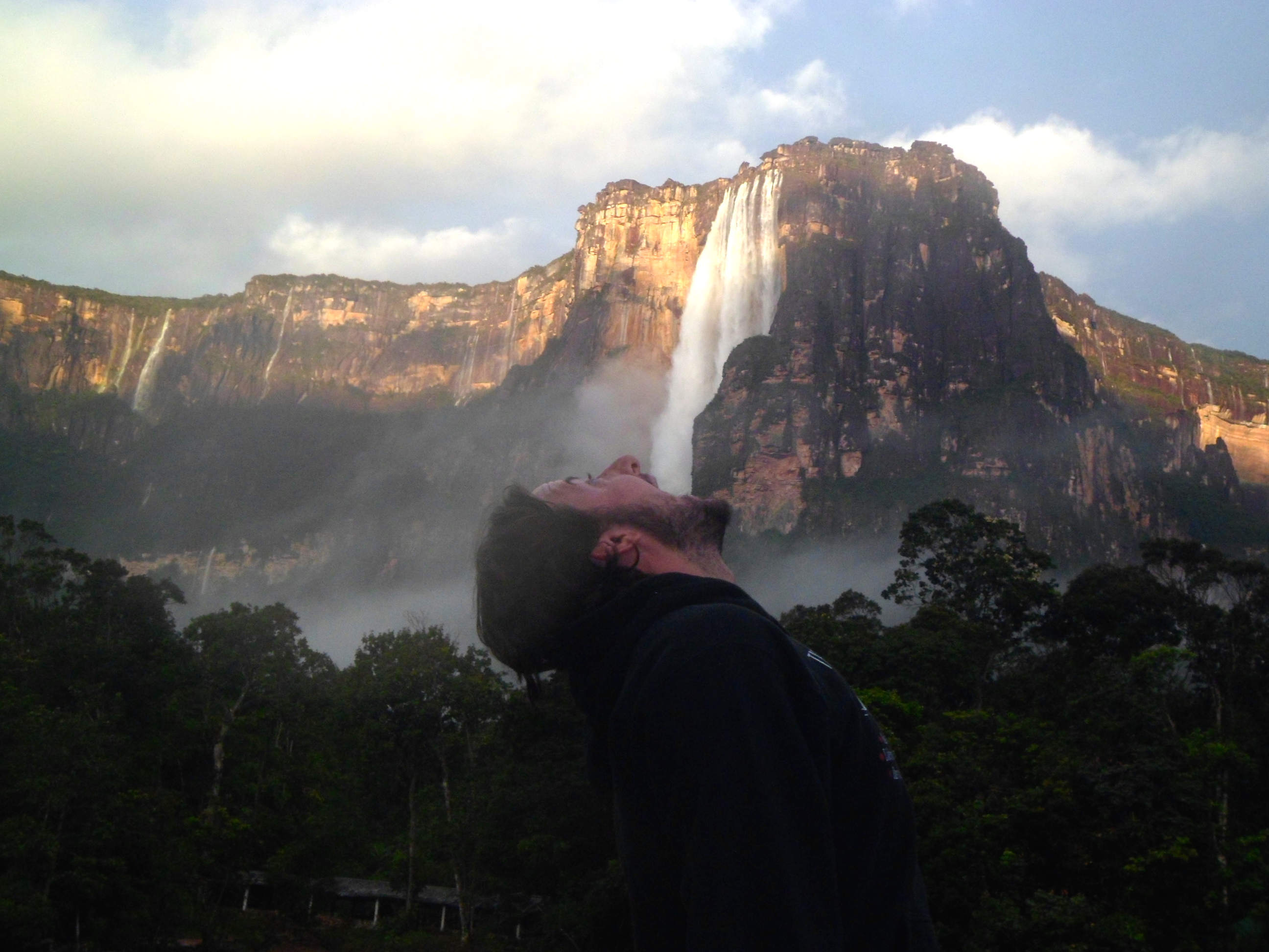 Mochileiro bebendo água do Salto Angel